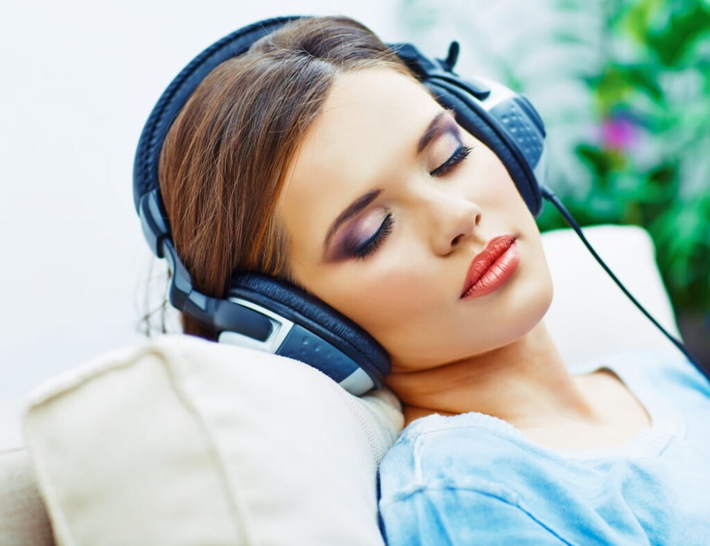 a woman listening hypnosis audio 