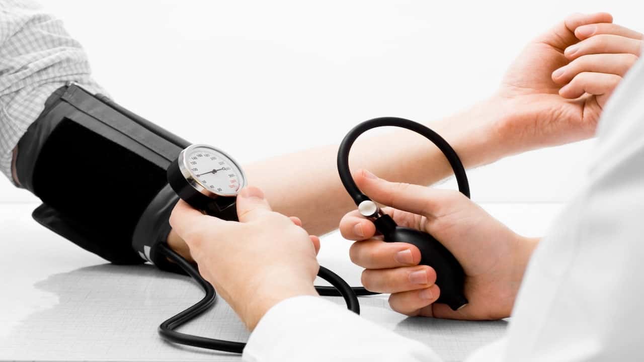 two persons measuring the blood pressure