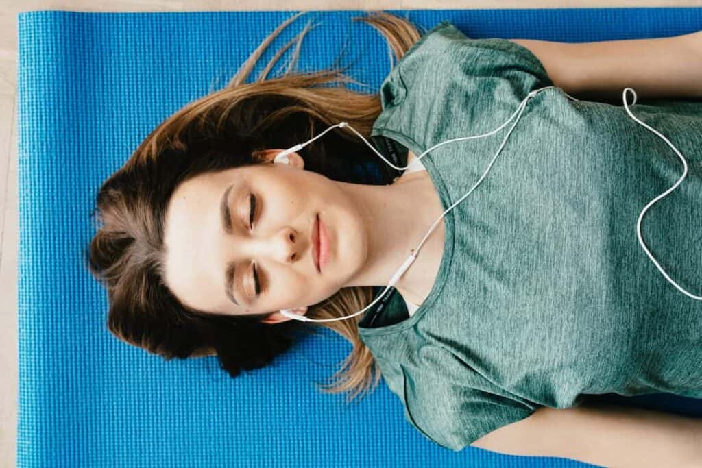 a girl listening to hypnosis downloads